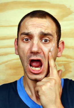 Adam yüzünde enfekte deri ile