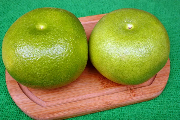 Dos dulces frescos en una tabla de madera — Foto de Stock