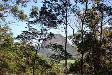 Tibrogargan cam ev dağlar