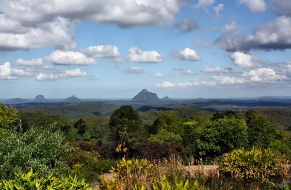 Vue sur les montagnes de la maison en verre — Photo