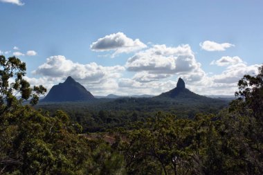 Avustralya volkanik tak Beerwah ve Coonowrin