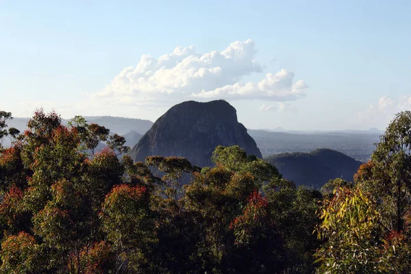 Australischer vulkanischer Stecker montiert Beerwah in Glashausbergen — Stockfoto