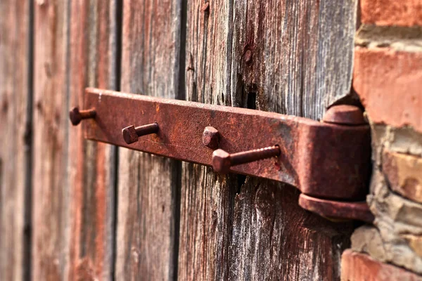 Bisagra Oxidada Una Puerta Madera —  Fotos de Stock