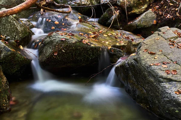 Řeka Mezi Skalami Suchými Listy — Stock fotografie