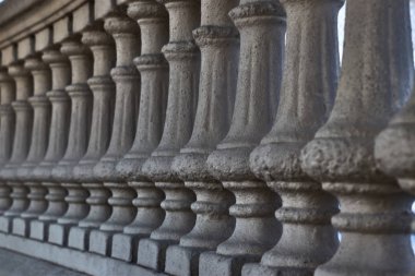 Merdivenlerdeki beyaz sütunlar