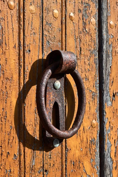 Rusty Batedor Antiga Porta Madeira — Fotografia de Stock