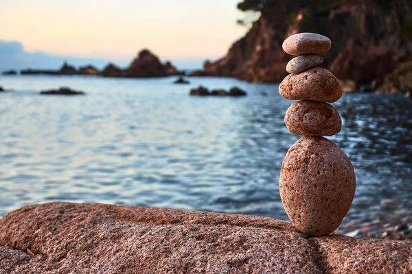 Cinco Pedras Equilibradas Junto Mar — Fotografia de Stock