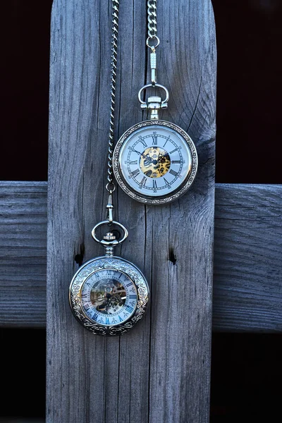 Dois Relógios Bolso Vintage Uma Cerca Madeira — Fotografia de Stock