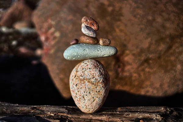 Sete Pedras Equilibradas Tronco Madeira — Fotografia de Stock