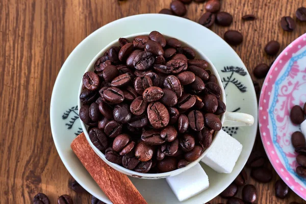 Kahve Çekirdekleri Tarçın Çubuğu Şeker Küpleriyle Dolu Klasik Kahve Bardağı — Stok fotoğraf