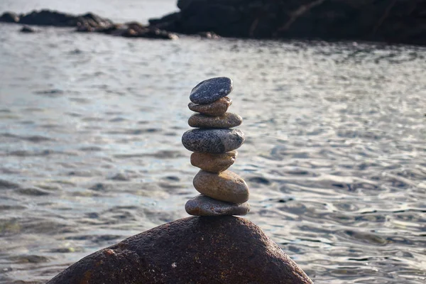 Sete Pedras Equilíbrio Junto Mar — Fotografia de Stock
