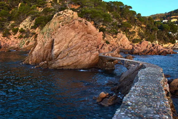 Steinbrücke Über Das Meer Der Felsigen Küste Stockfoto