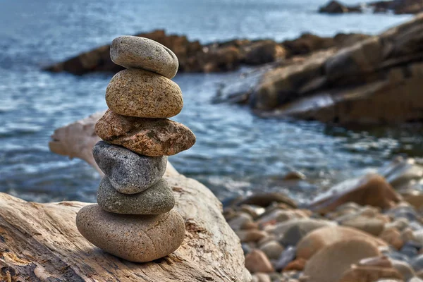Seis Pedras Equilíbrio Junto Mar — Fotografia de Stock