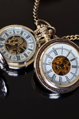 İki harika klasik cep saati.