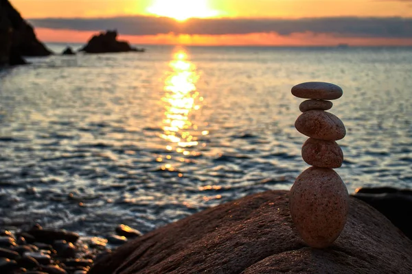 Piedras Equilibradas Amanecer Junto Mar — Foto de Stock