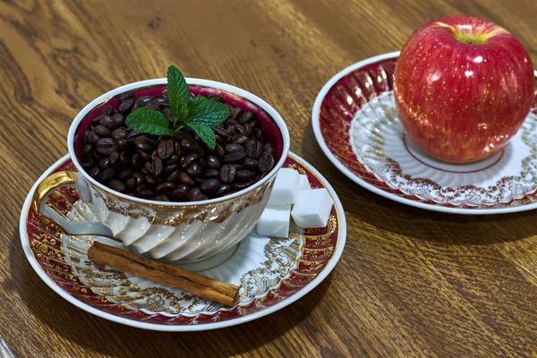 Bir Fincan Çay Tabağında Klasik Kahve Başka Bir Çay Tabağında — Stok fotoğraf