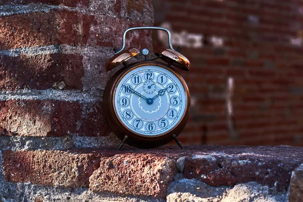 Reloj Despertador Vintage Una Pared Ladrillo Rojo —  Fotos de Stock