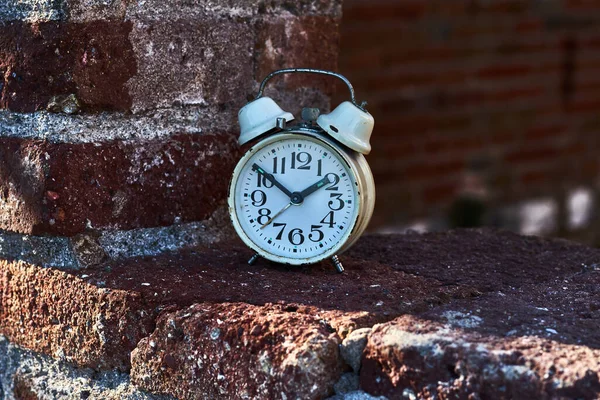 Vintage Alarm Clock Wall Red Bricks — 스톡 사진