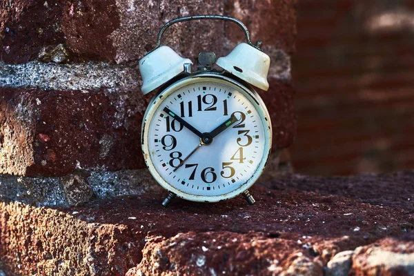 Vintage White Alarm Clock Red Brick Wall — 스톡 사진