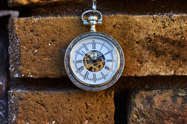 Relógio Bolso Vintage Uma Parede Tijolo Amarelo — Fotografia de Stock