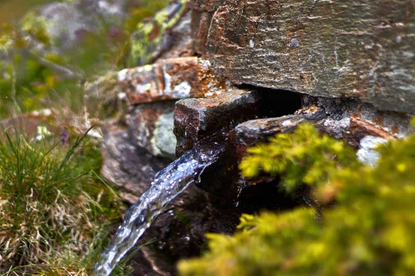 Fonte Pedra Com Água Limpa — Fotografia de Stock