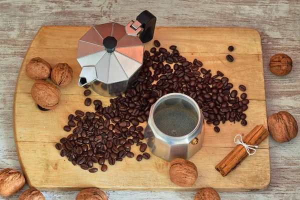 Cafeteira Com Grãos Café Nozes Paus Canela — Fotografia de Stock