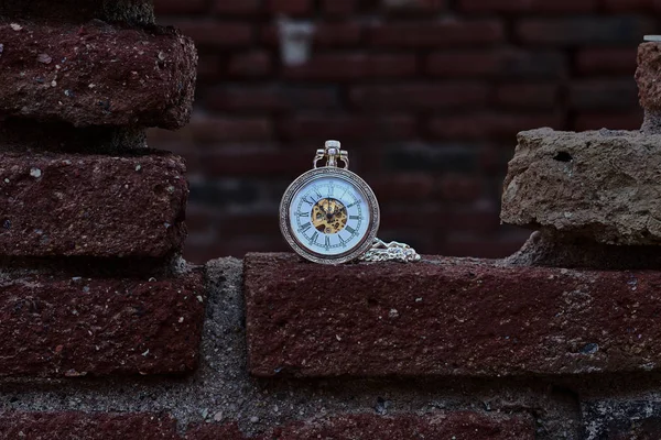 Vintage Montre Poche Sur Mur Briques Rouges — Photo