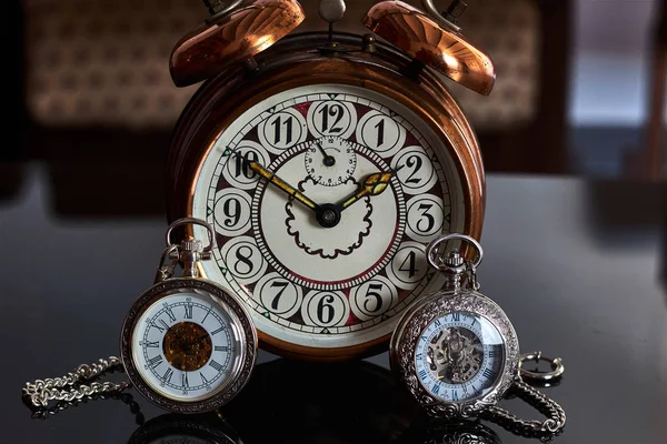 古いポケットウォッチとヴィンテージ目覚まし時計 — ストック写真