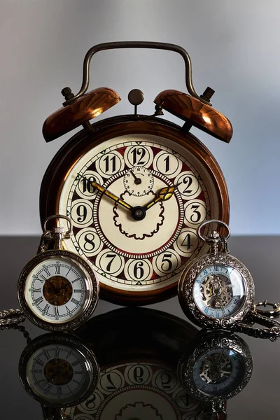 Despertador Vintage Com Relógios Bolso Antigos — Fotografia de Stock