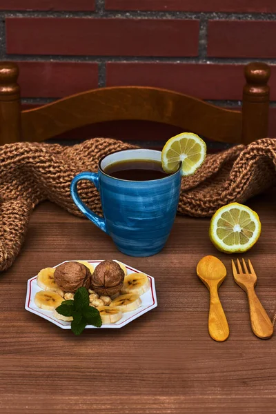 Çay Limonlu Mavi Bardak Muzlu Çay Tabağı Ceviz Fındık — Stok fotoğraf