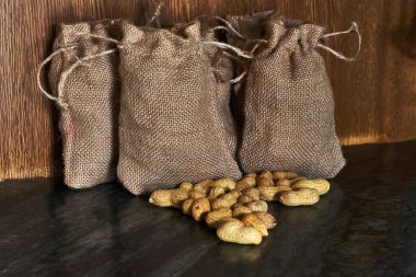 Fıstıklı birkaç bez torbası.