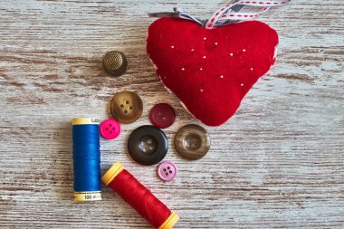 Kırmızı ve mavi iplik makaraları, düğmeli