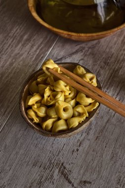 Masada ravioli ve çubuklarla kase