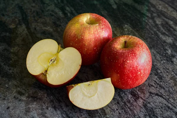 Stillleben Mit Appetitlichen Roten Äpfeln Stockbild