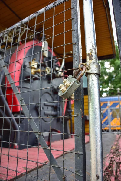 The lock on metal lattice, the closed lattice door