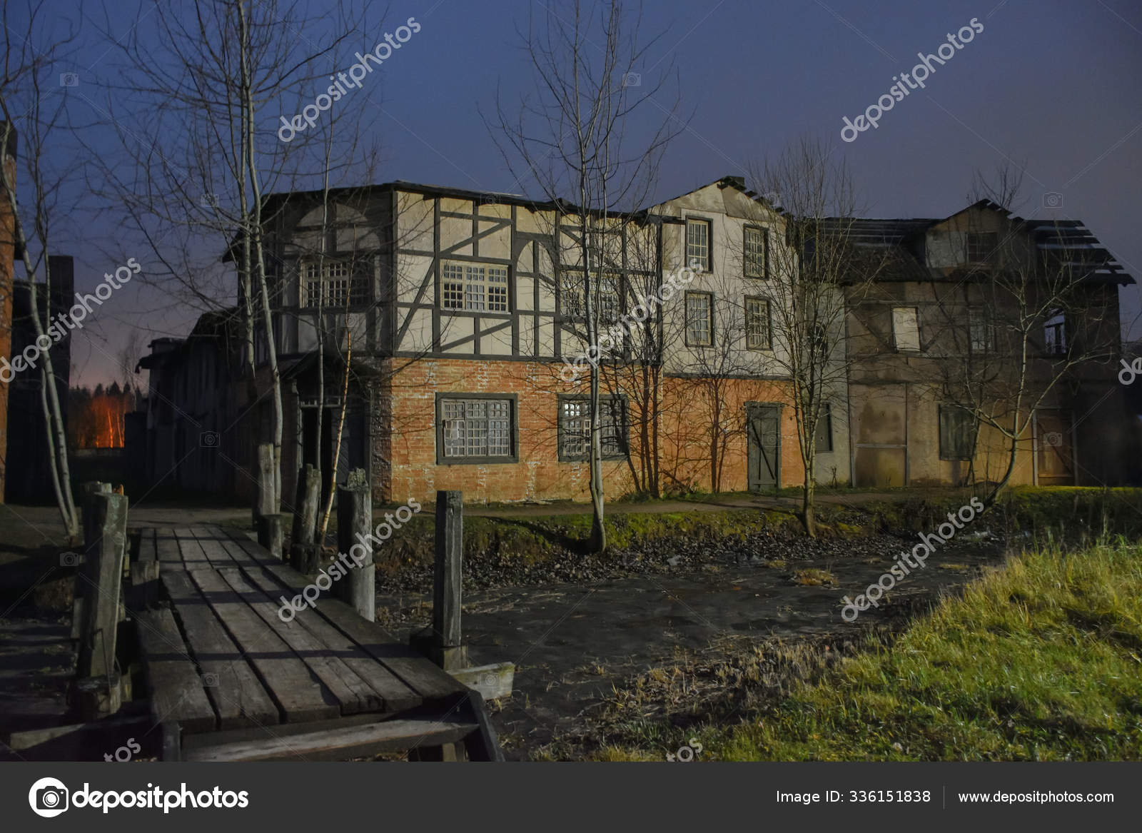 Casa europeia medieval de madeira, construção de um Euro ...