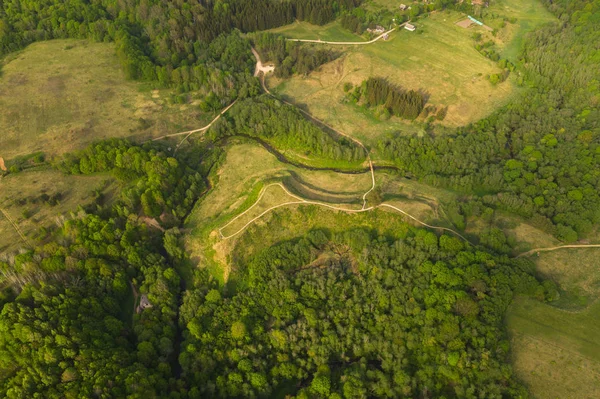 Vue de drone de colline d'été et sentier touristique de la nature Photos De Stock Libres De Droits