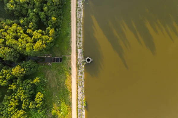 Drone uppifrån och ner utsikt över sjön reservoar och spillway — Stockfoto