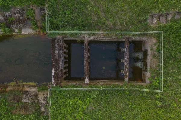 Drone vue du haut vers le bas du déversoir du réservoir du lac — Photo