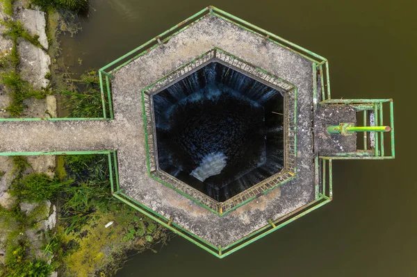 Drone vue du haut vers le bas du réservoir du lac ancien déversoir — Photo