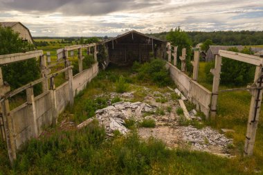 Terk edilmiş beton binanın insansız hava aracı görüntüsü