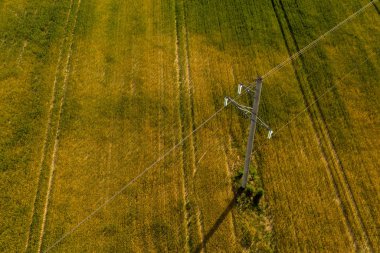 Elektrik direğinin drone görünümü