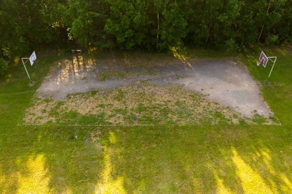 Drone vista da antiga quadra de basquete de rua — Fotografia de Stock