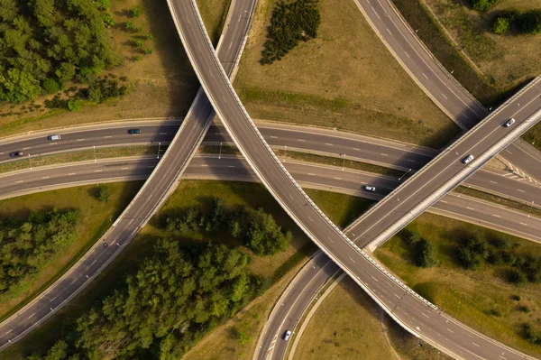 Drohnen-Blick auf Autobahn und viele Kreuzungsbrücken — Stockfoto