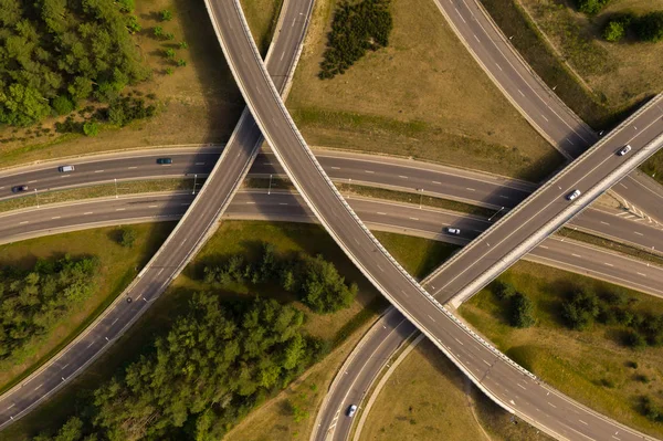 高速道路や多くの交差点橋のドローンビュー — ストック写真