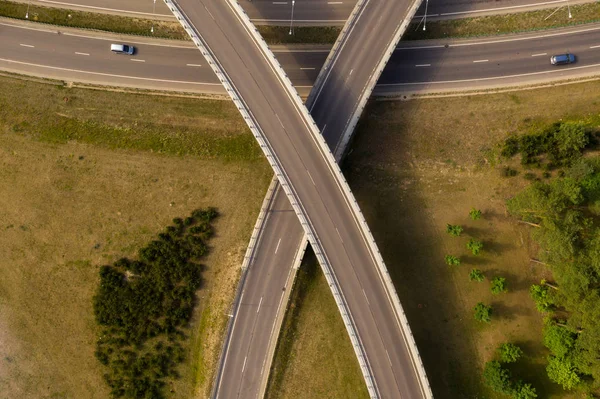Drone uitzicht op de snelweg en 2 bruggen in de vorm van x. — Stockfoto