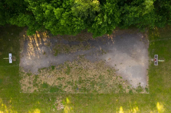 Vue par drone du vieux terrain de basket de rue — Photo