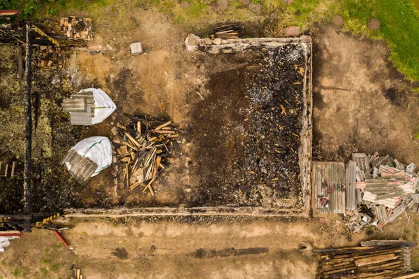 从Drone的观点看被烧毁的房屋及其废墟 — 图库照片