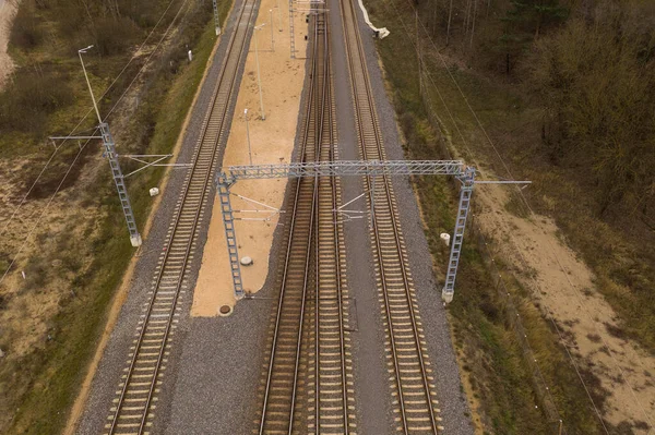 Her biri paralel giden tren yolunun drone görüntüsü. Tam üstte.