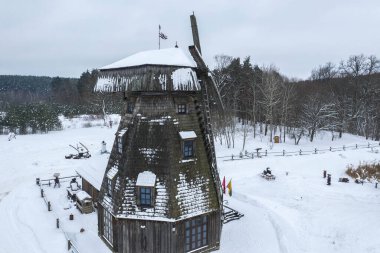 Kış boyunca tarihi ahşap yel değirmeninin insansız hava aracı görüntüsü.